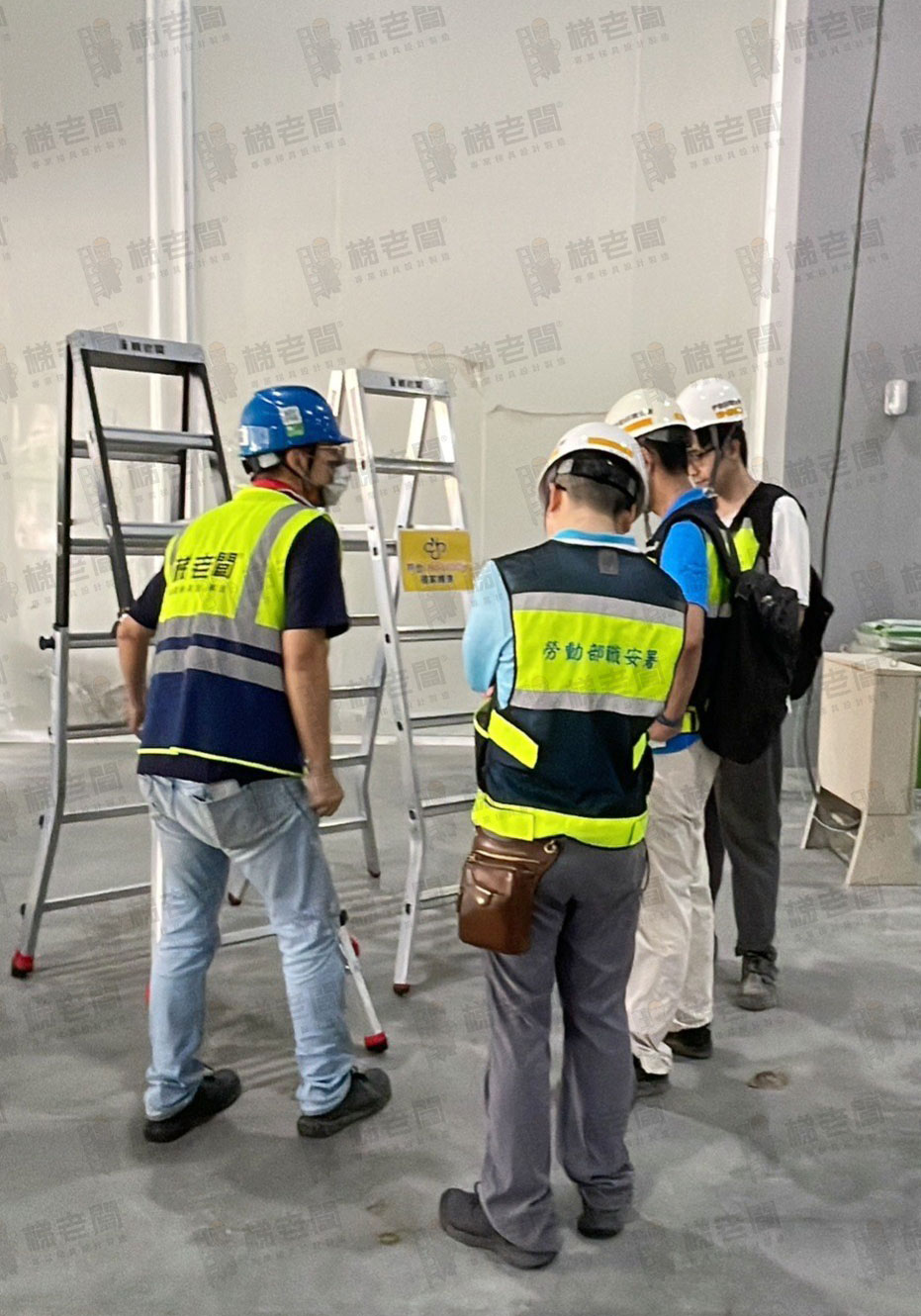 梯老闆與職安屬人員講解梯具使用